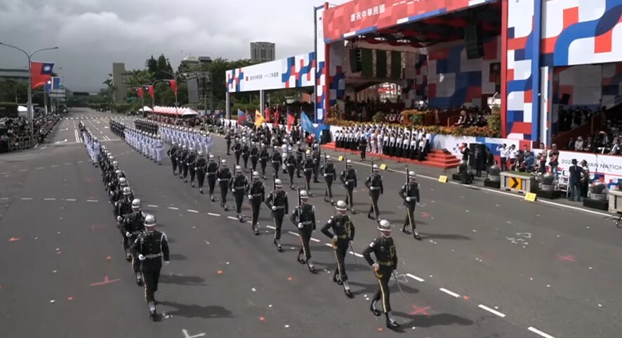 國慶大會唱「國歌」 舞台巨旗秀民國