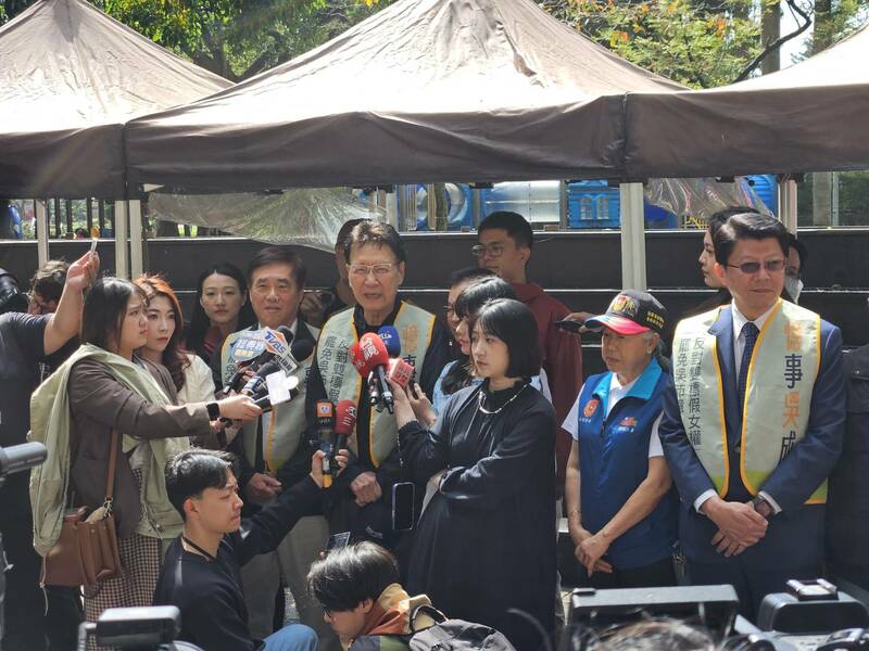 罷免吳沛憶拚過關 藍政要大雨擺攤