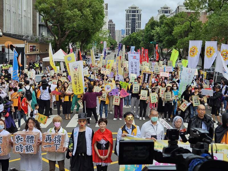 醫護立院前抗議 怒吼不要再過勞