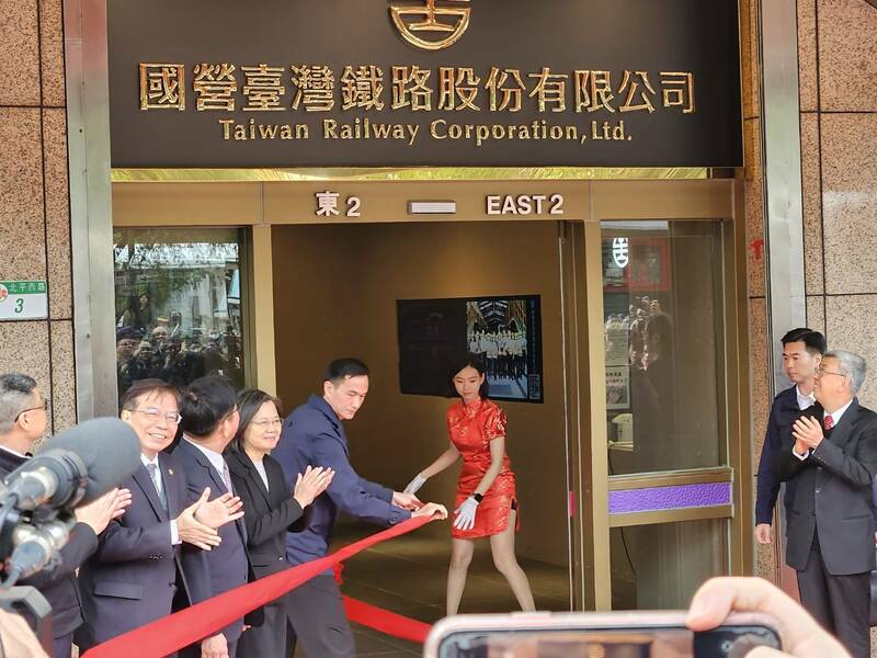 台鐵公司化揭牌 蔡總統盼改善安全