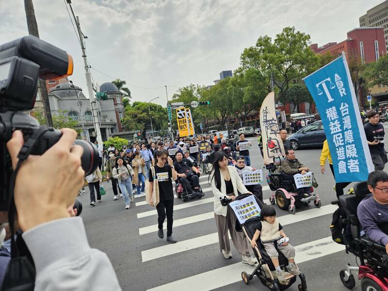 全台快閃過馬路 路團：反對微罪不記點