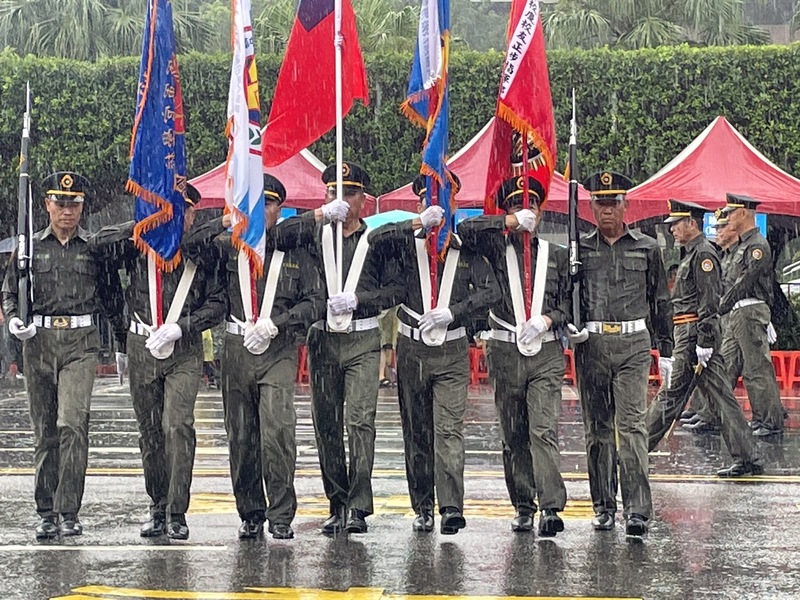 大雨難擋黃埔誌慶 侯友宜雨中祝賀百年