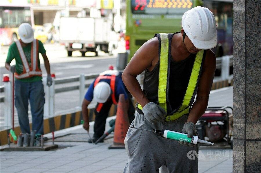 最低工資調漲4.08% 月薪2萬8590元