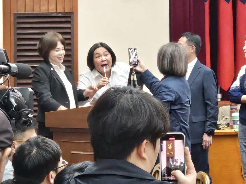 綠委搶發言程序杯葛 財劃法審議卡關