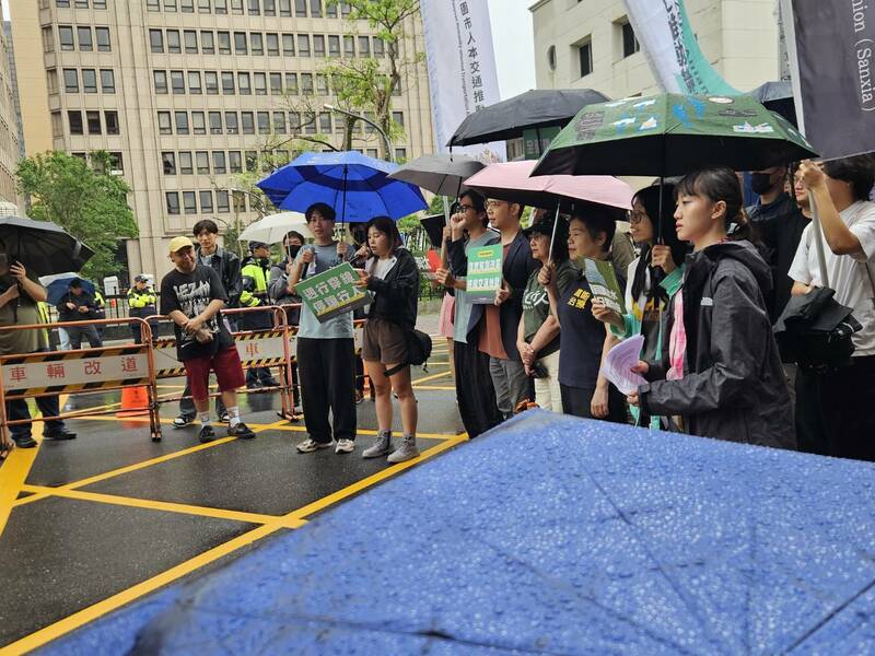 各政黨冒雨遊行 盼建立駕照回訓