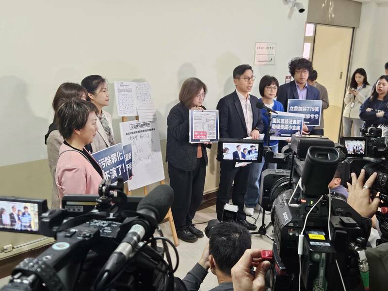 綠白立委聲援助理費 反對修法匯給立委