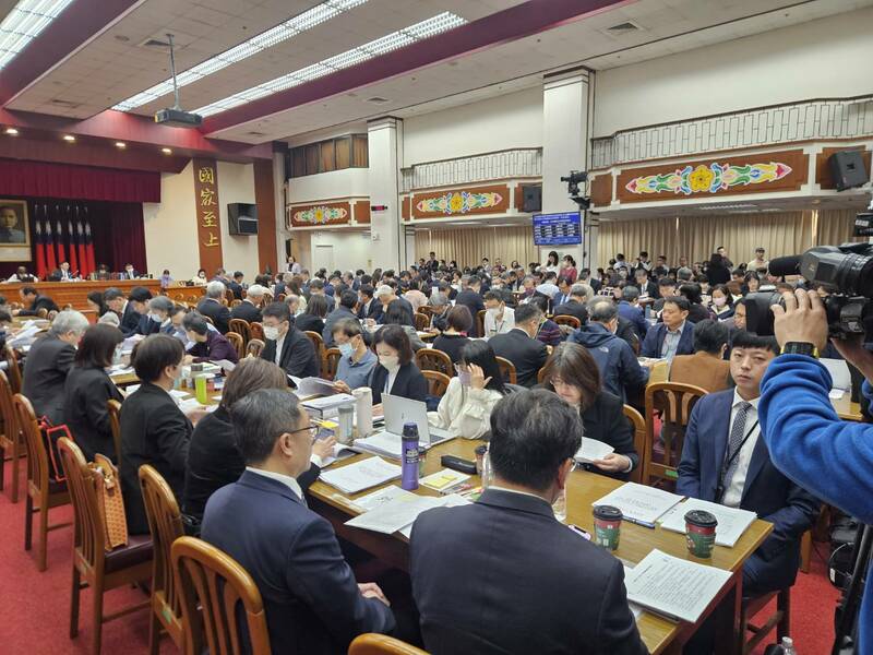 部會訴苦促審總預算 拒補編警消陷僵局