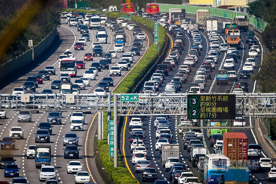大量車輛通通擠上去(如圖)動彈不得時,也才能見證,使命感或責任感,才是人性中值得珍惜的光輝。(中央社)