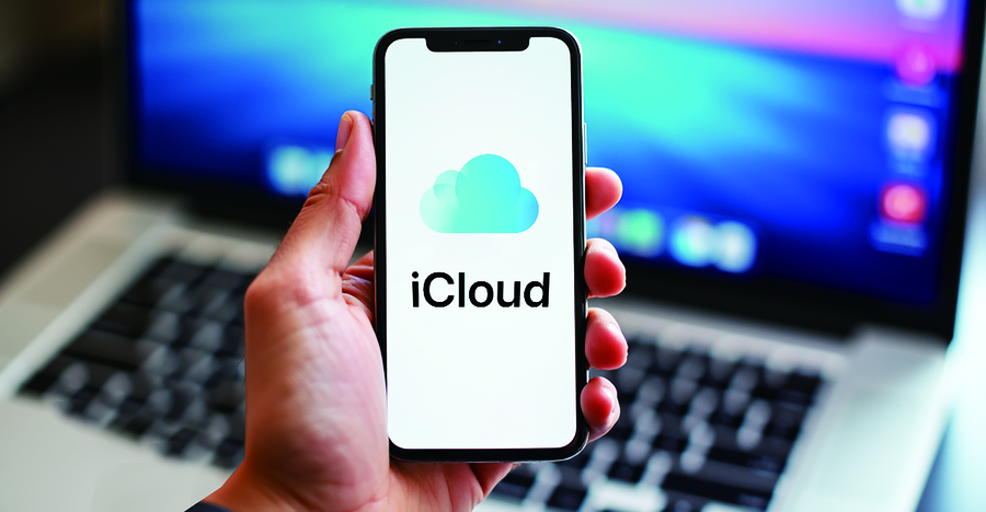 「iCloud 備份」乃是將用戶訊息、通訊錄等數據可能儲存於 Apple 雲端伺服器,在某些情況下(如美國政府要求時)會被洩漏。(phedra x AI 生成圖片)