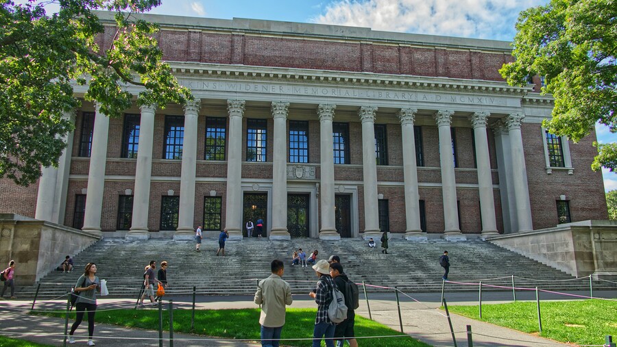 圖為哈佛大學。美國總統川普近期以反猶主義為由對大學施壓。(Photo by Pascal Bernardon on Unsplash under C.C License)