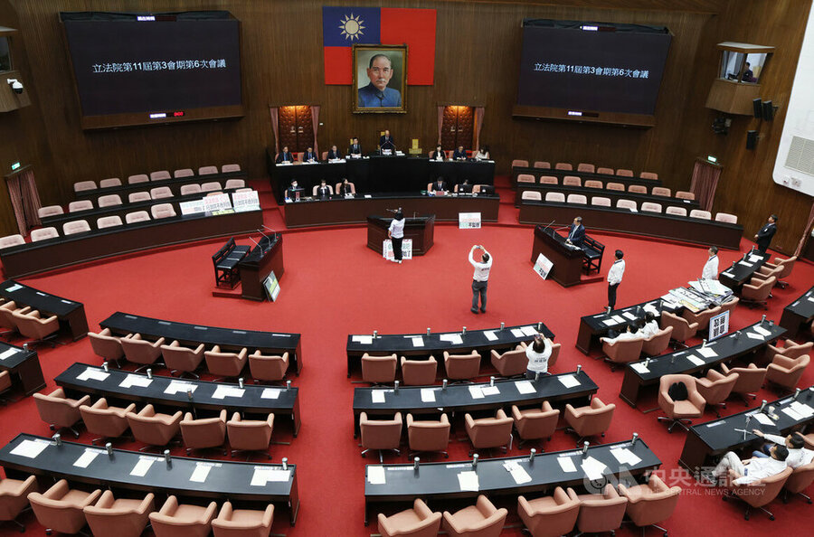 中華民國立法委員,每月薪資是19萬5千元,另有40萬元津貼可用來聘請助理。立法委員需要監督政府施政,也須提供選民服務,聘請助理理所當然。(中央社)