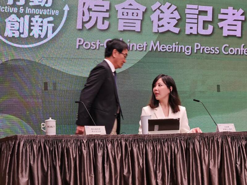 行政院8日提出《兒童托育服務法》,盼以專法管理0到2歲托幼。圖為院會後記者會的說明。(Photo by 呂翔禾/台灣醒報)