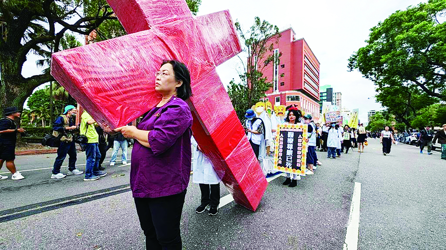 如今的醫療職場,是讓護理人員覺得友善可親的嗎?圖為醫療人員上街爭勞權抗議現場。(網路截圖)