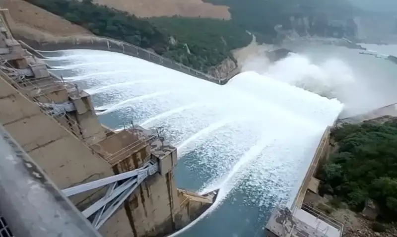 戰爭行為,印度河上游數個水壩流向巴基斯坦的水源,使得位於巴基斯坦境內的支流迅速乾涸。(圖為未切斷水源時印度河上游水壩網路截圖)