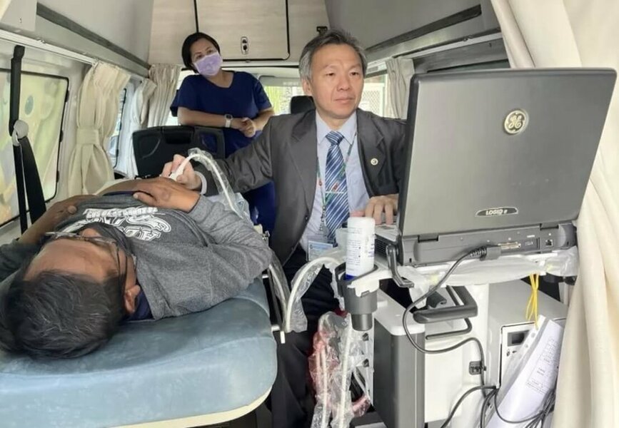 對於生病的人,基於尊重,高醫副院長戴嘉言(右)投身偏鄉醫療近30年,持續為醫療平權努力。(戴嘉言提供)
