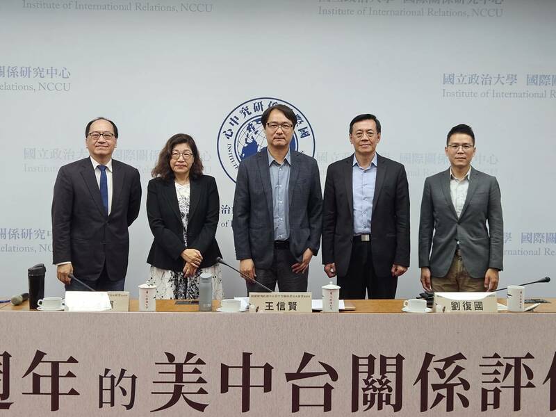 政大國關中心研討會上,學者提醒經貿上要指引新的發展標的,還有關注未來幾個月的國際局勢互動。(Photo by 呂翔禾/台灣醒報)