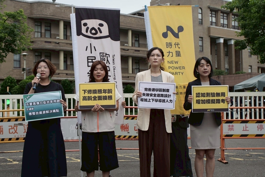 時力、基進等小黨21日於行政院門口,呼籲政府改革駕訓制度。(時代力力量提供)