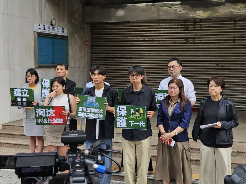 路權團體22日於立法院門口抗議,宣布525將舉行遊行,表達對交通政策牛步改革的不滿。(Photo by 呂翔禾/台灣醒報)