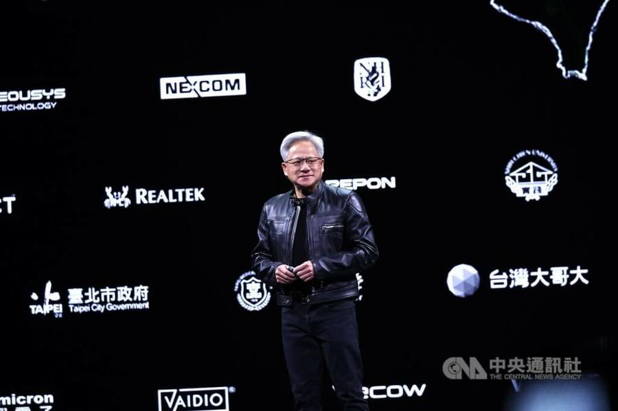 當台積電被譽為「護國神山」、輝達CEO黃仁勳成為媒體與民意追捧的「AI教父」之時,政府和社會或許也應靜下心來反思,我們的經濟能永遠依賴這兩座神山嗎?(中央社)