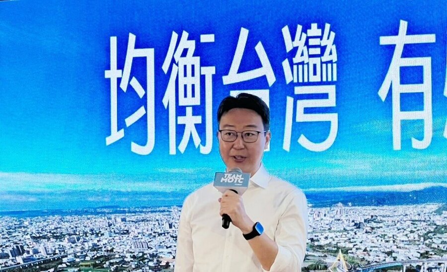 為讓汽、機車考照更具鑑別度,交通部長陳世凱27日說,希望讓初學者在駕訓過程中,確實學會開車及安全駕駛。(中央社)