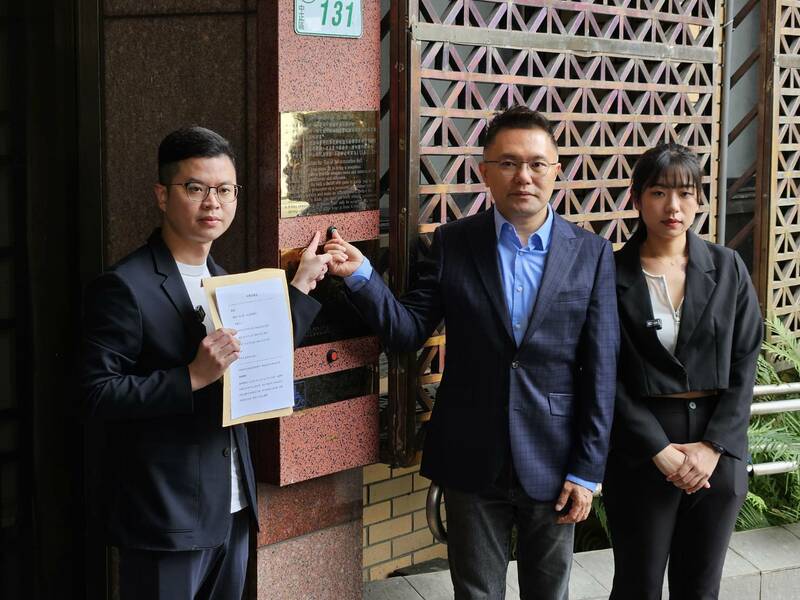 國民黨28日前往北檢,告發監察院秘書長李俊俋涉嫌背信、侵占罪。(Photo by 呂翔禾/台灣醒報)