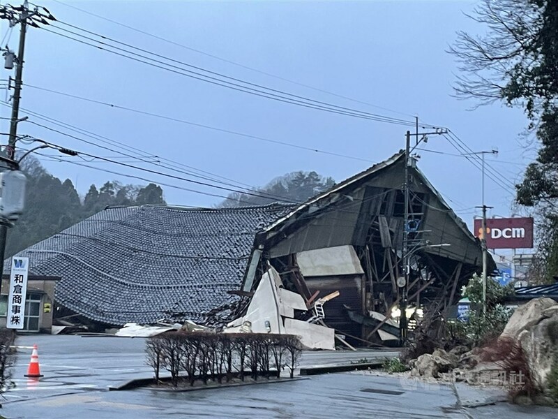 圖為日本石川縣2024年元旦發生最大震度7級強震後,災區倒塌的房屋。(中央社)