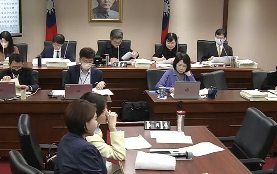立法院衛環委員會29日審查《病人自主權利法》,健保署將擴大給付ACP。(直播截圖)