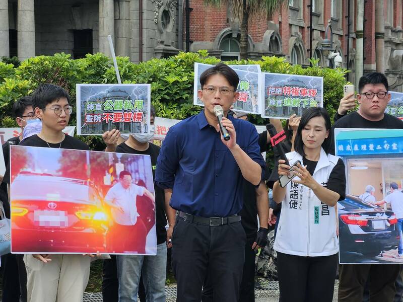 民眾黨主席黃國昌與黨公職、青年2日於監察院門口抗議,並要求北檢儘速調查監察院。(Photo by 呂翔禾/台灣醒報)