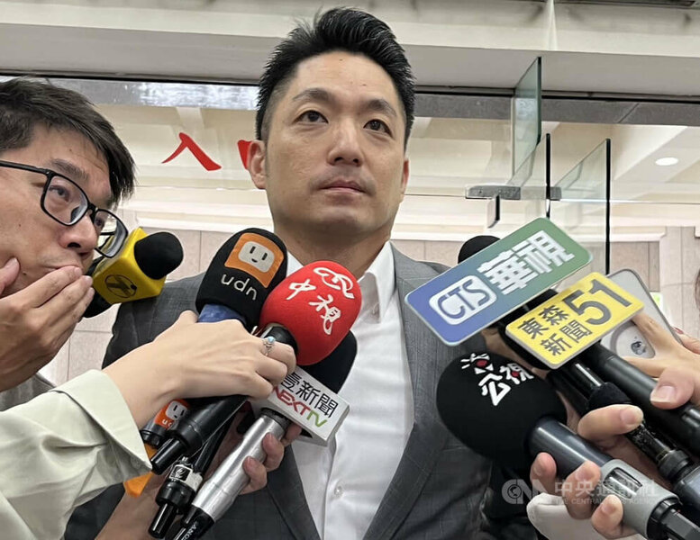 行政院近日刪減中央給地方的一般性補助款,台北市長蔣萬安(右)接受媒體聯訪表示,中央政府不應該剋扣地方政府補助款,將遞件提起訴願。(中央社)