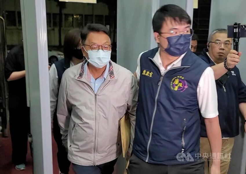前民進黨立委陳歐珀(中)涉嫌於立委任內收受物流公司不正利益遭檢廉搜索約談,4日凌晨移送台北地檢署複訊。(中央社)
