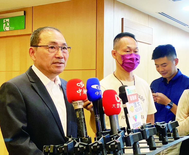 新北市長侯友宜(右)4日表示,行政院刪除地方政府一般性補助款是不對的,期待中央盡速亡羊補牢。 (中央社)