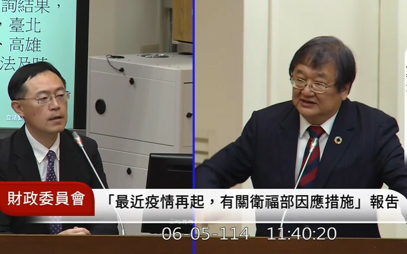 被問到新冠快篩夠不夠,衛福部長邱泰源表示,近日會儘速提升廠商供貨量。(直播截圖)
