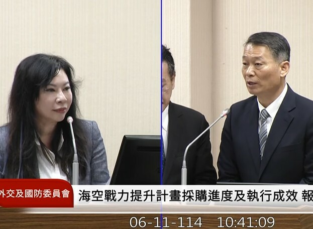 民眾黨立委林憶君11日質詢時,詢問空軍預算透明與F-16交機進度。(直播截圖)