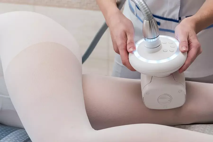 剛抽完脂,確實有感覺「立即瘦下來了」,工作後一樣應酬熬夜,不僅全都胖回去了,甚至比抽脂前還多增加了2公斤。(網路截圖)