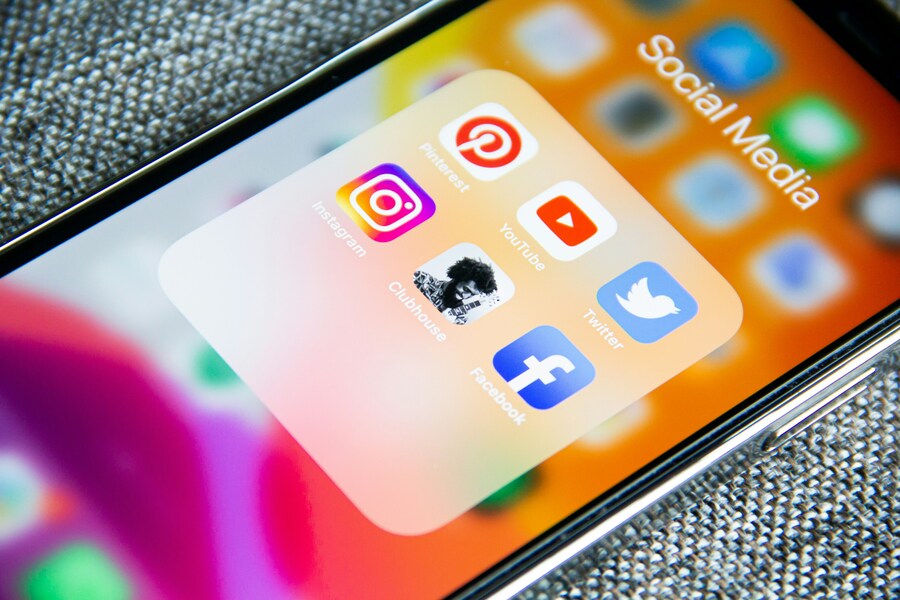 路透社調查指出,超過一半的美國人透過Facebook、X和YouTube等網路平台獲取新聞。(Photo by Adem AY on Unsplash under C.C License)