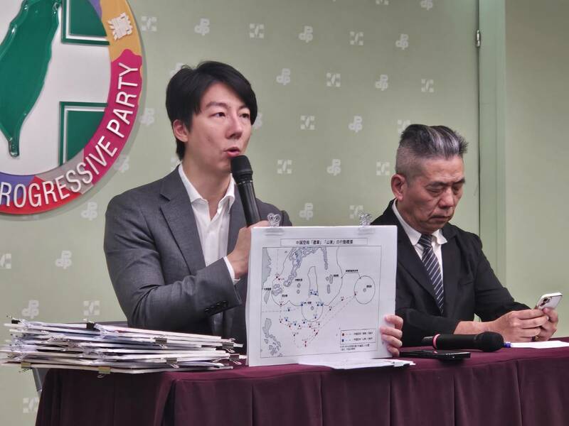 民進黨發言人吳崢、學者蘇紫雲19日召開記者會,呼籲藍白別擋1500億強化國土防衛韌性的預算。(Photo by 呂翔禾/台灣醒報)