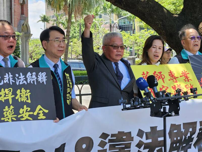 藥師公會19日前往監察院陳情,呼籲衛福部廢除放寬販售中藥資格的解釋令。(Photo by 呂翔禾/台灣醒報)