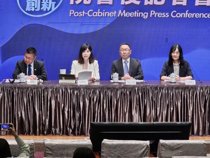行政院19日舉行院會後記者會,由發言人李慧芝等官員說明法案、回應時事。(Photo by 呂翔禾/台灣醒報)