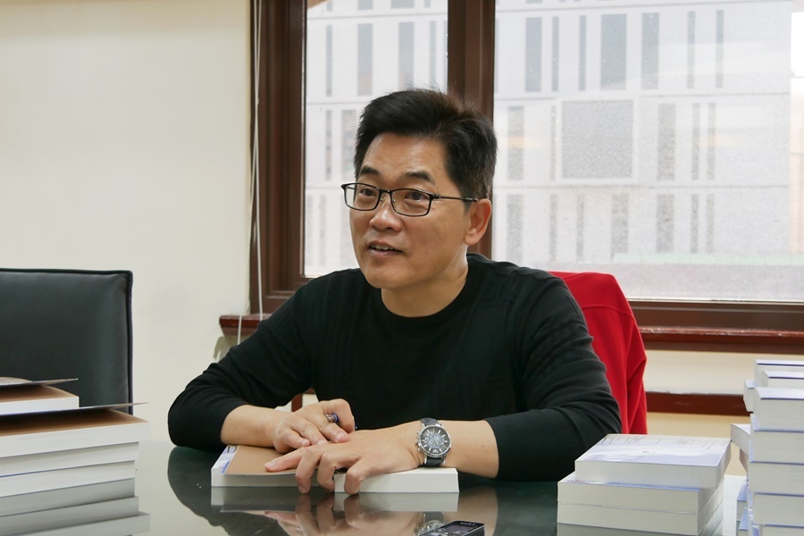 兩黨主席拒出席國安報告破局,但總統府肯定國民黨秘書長黃健庭(圖)對府方的配合態度。(網路截圖)
