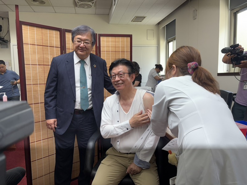 民進黨立委郭國文24日邀請台北醫院醫護到立法院幫記者、職工施打疫苗。(郭國文辦公室提供)