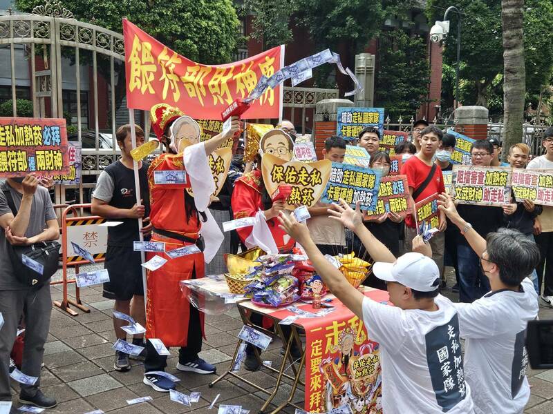 有民團25日前往立法院請願,呼籲衛福部加速審查加熱菸、避免黑市;但戒菸團體擔心加熱菸對青年有害,且無助戒紙菸或電子菸。(Photo by 呂翔禾/台灣醒報)