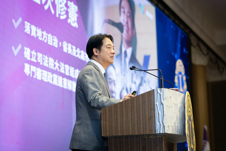 隨著大罷免進入白熱化,許多法案又再次被拿出來檢視。(總統府提供)