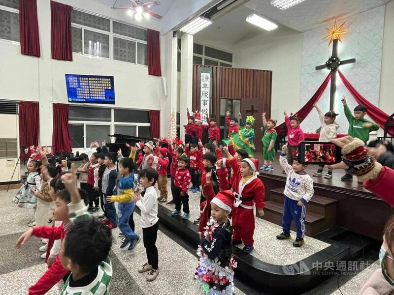 神父的意思大概是:宗教信仰中的每個節日,都有其背景與意義,圖為教會聖誕節活動。(網路截圖)