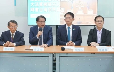 大法官被提名人30日拜會民眾黨團,民眾黨希望早點繳交關鍵議題調查的問卷。(直播截圖)