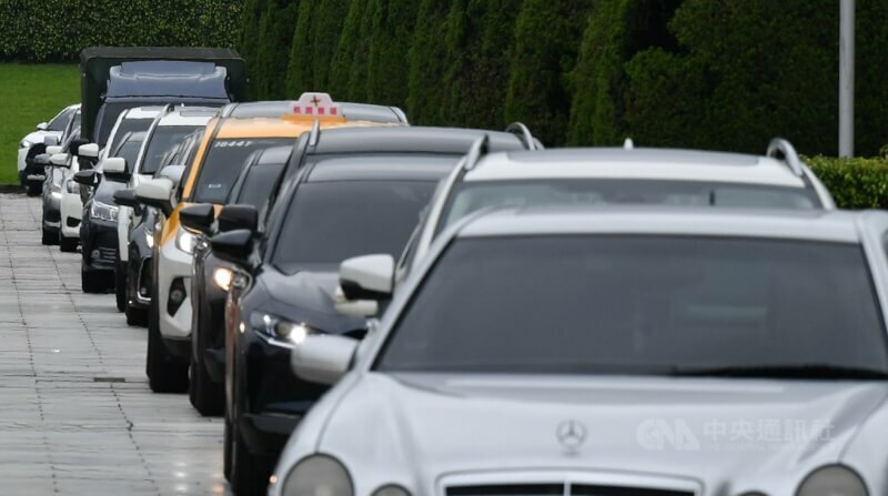交通部30日宣布,115年新車前擋需黏貼透光率70%以上、前側窗40%以上隔熱紙。(中央社示意圖)