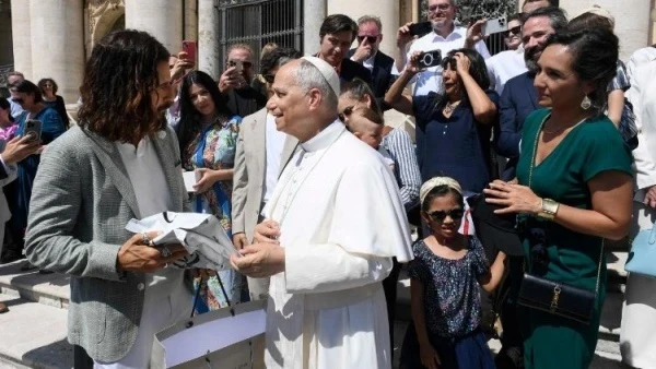 教宗良十四世於聖彼得廣場公開接見《天選之人》劇組人員。(Photo from Vatican News)
