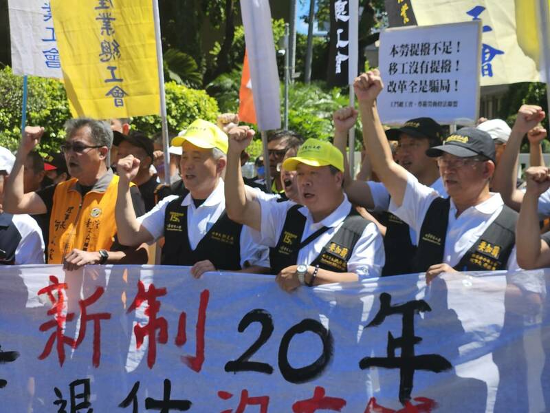 工會團體1日於行政院門口抗議,呼籲政府先提高勞退提撥比率至9%,隨後逐漸到15%。(Photo by 呂翔禾/台灣醒報)