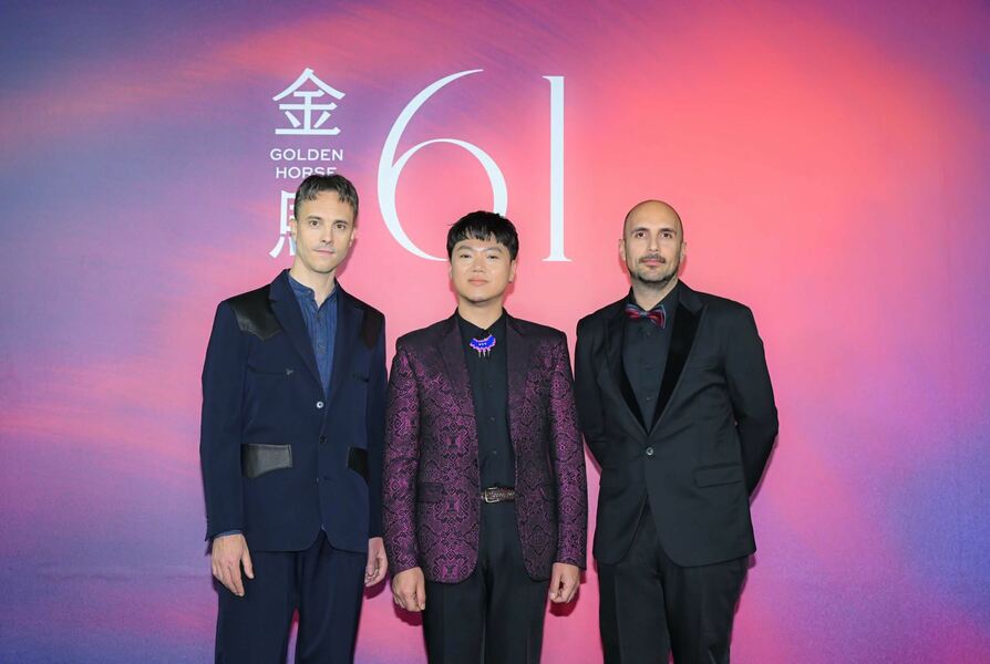 比利時的作曲家福多瑪(左)以新加坡導演楊修華(中)的《默視錄》,獲金馬獎最佳配樂之後在台北電影獎再獲同獎項。右為監製陳璽文。(網路截圖)