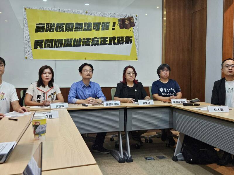 環團8日公布民間版《高放射性廢棄物選址暨處置條例》,盼政府與立法院儘速處理高階核廢料問題。(Photo by 呂翔禾/台灣醒報)