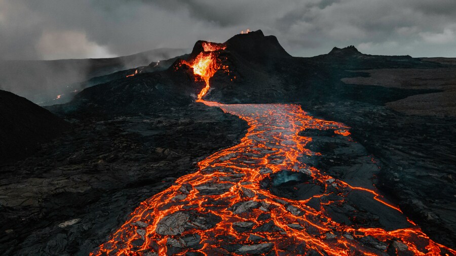 氣候變遷加速冰川融化,全球火山爆發次數將迅速增加。(Photo by Tetiana Grypachevska on Unsplash under C.C License)
